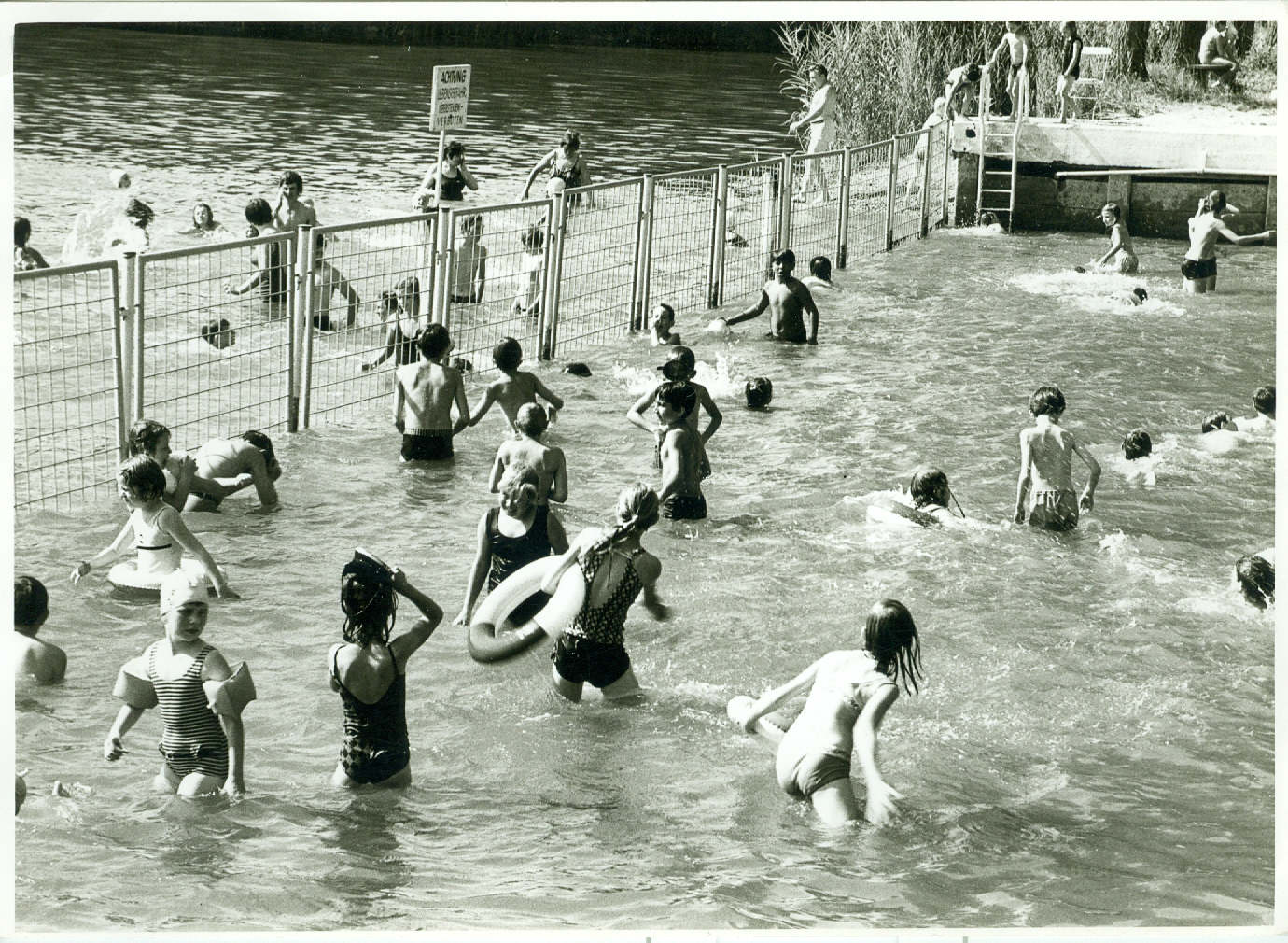 Bad am Bahnweiher 1 m Wassertiefe fehlt bei 46 cm Wassertiefe sollen Nichtschwimmer schwimmen lernen
