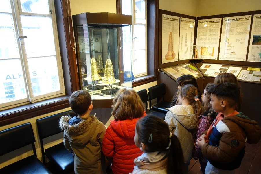 Vorschulkinder der Kita Villa Regenbogen besuchen das Heimatmuseum (1)