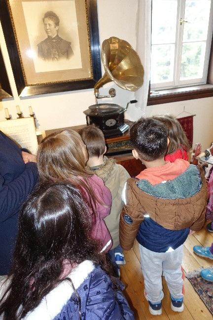 Vorschulkinder der Kita Villa Regenbogen besuchen das Heimatmuseum (10)