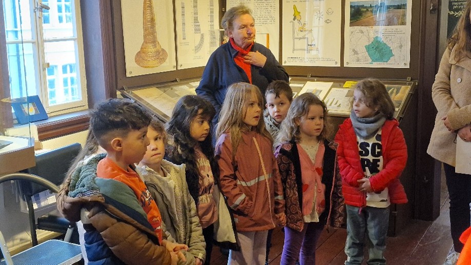 Vorschulkinder der Kita Villa Regenbogen besuchen das Heimatmuseum (3)