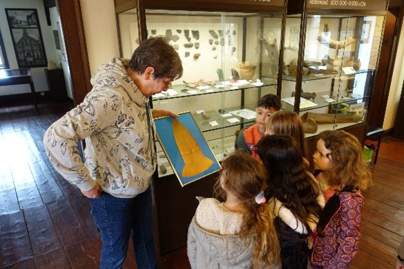 Vorschulkinder der Kita Villa Regenbogen besuchen das Heimatmuseum (4)