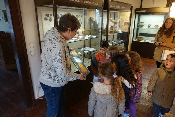 Vorschulkinder der Kita Villa Regenbogen besuchen das Heimatmuseum (5)
