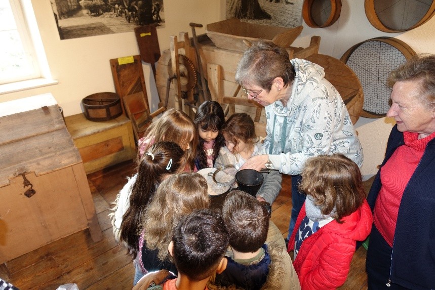Vorschulkinder der Kita Villa Regenbogen besuchen das Heimatmuseum (9)